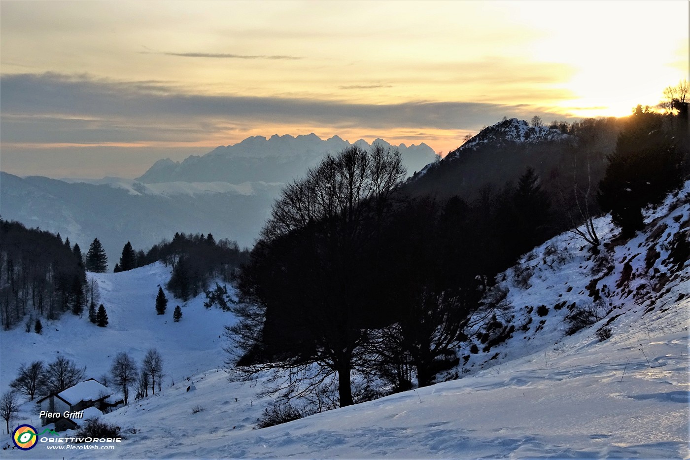 66 Baita Foppalunga nella luce del tramonto verso il Resegone.JPG